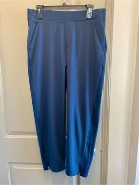 Athleta Brooklyn Pant. Navy blue. Ankle length. Size 10. Excellent condition.
